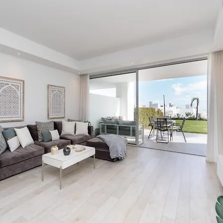 Elegant Lagoon Retreat For 4 * Εστεπόνα
