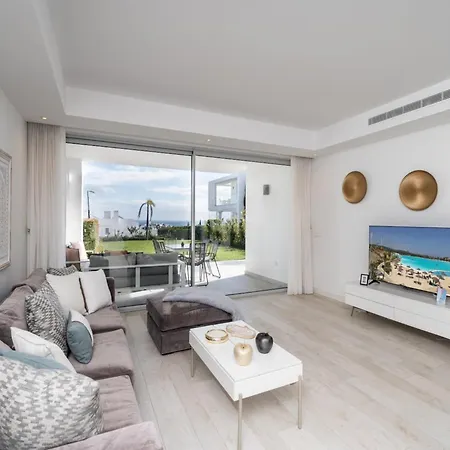 Elegant Lagoon Retreat For 4 *