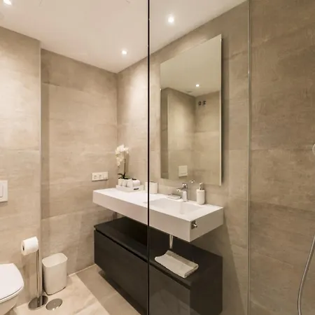 Elegant Lagoon Retreat For 4