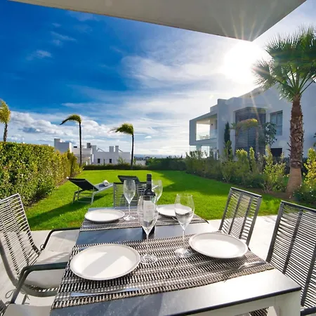 Elegant Lagoon Retreat For 4 *